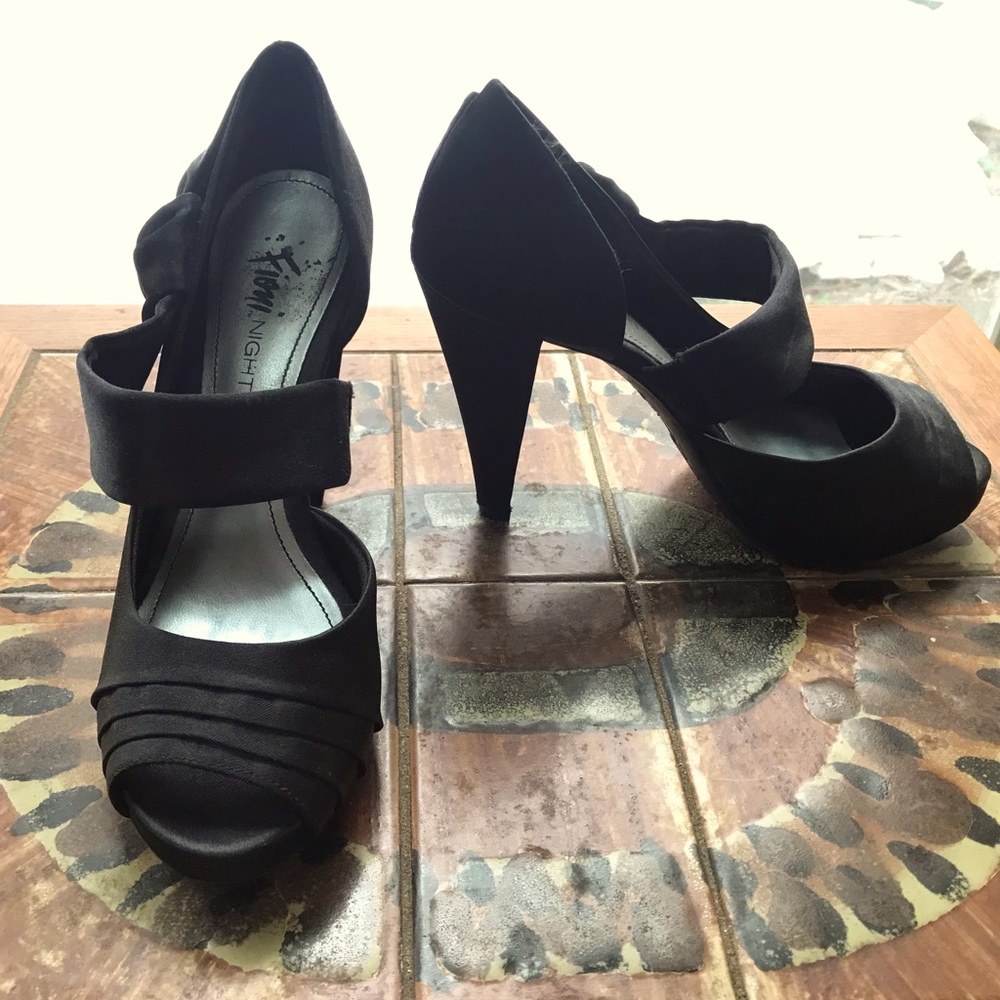 Fioni Night Black Satin Heels Size 5